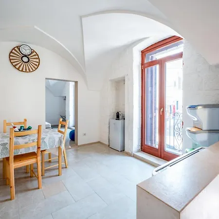 Domus Fisculi A - Stone Vaults & Local Charm
